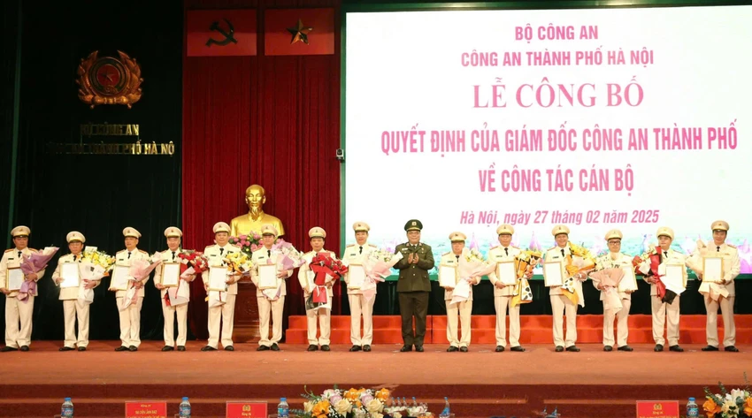 cong-an-tp-ha-noi.jpgTrung tướng Nguyễn Hải Trung trao quyết định về việc nghỉ công tác hưởng chế độ hưu trí đối với 23 lãnh đạo, chỉ huy cấp phòng, công an cấp huyện