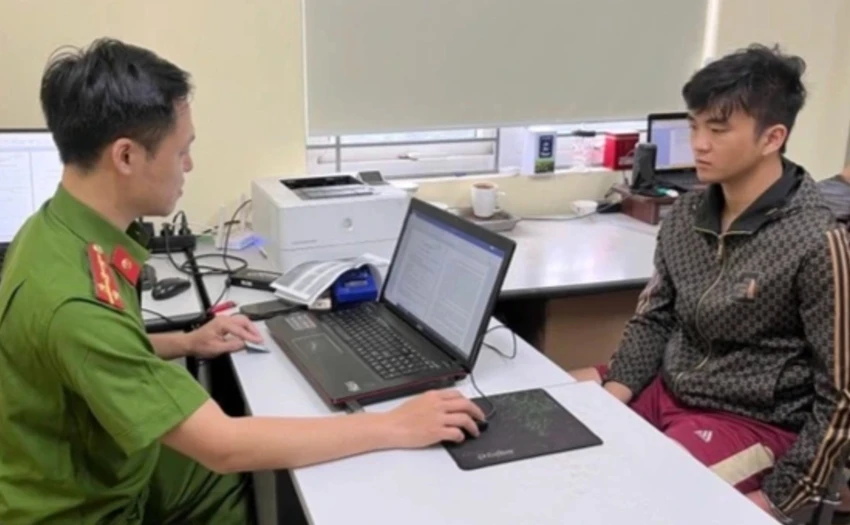 nữ công nhân vệ sinh môi trường