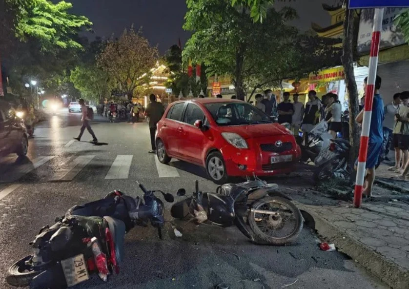 Công an Hà Nội thông tin về vụ ô tô tông hàng loạt xe máy trên đường Kim Giang