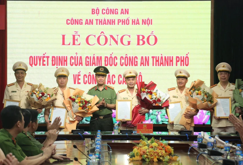 Đại tá Nguyễn Ngọc Quyền, Phó Giám đốc Công an Hà Nội trao quyết định và chúc mừng các cán bộ nghỉ công tác hưởng chế độ hưu trí. Ảnh CA