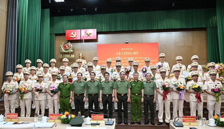 Công bố Quyết định về tổ chức, cán bộ Công an 34 địa phương