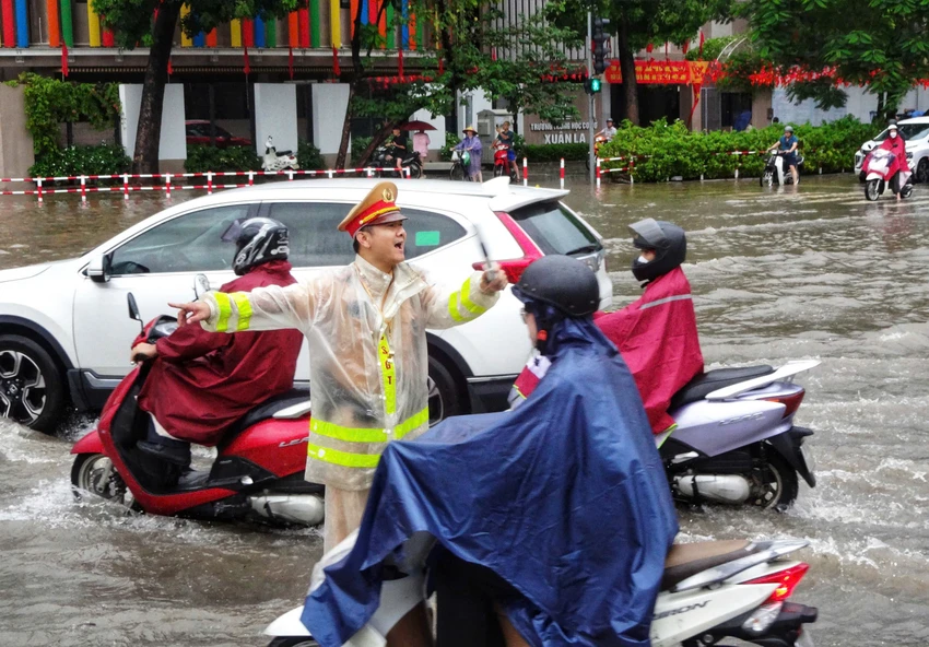 CSGT làm nhiệm vụ trên đường Võ Chí Công. Ảnh: CA