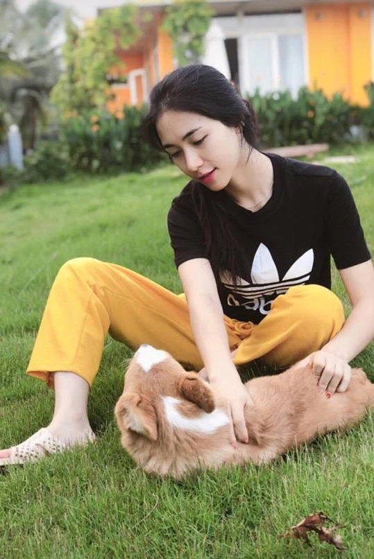 Hòa Minzy đi dép tổ ong khoe biệt thự sân vườn nhà bạn trai ảnh 2 Hòa Minzy đi dép tổ ong khoe biệt thự sân vườn nhà bạn trai ảnh 2