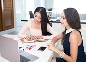 Tiểu Vy học ngoại ngữ chuẩn bị thi Miss World 2018