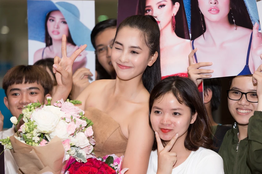 Hoa hậu Mỹ Linh, á hậu Phương Nga ra sân bay đón Tiểu Vy ảnh 8