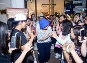 Người hâm mộ mang bánh tráng trộn tặng Vũ Cát Tường