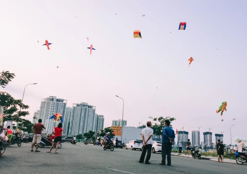 Trượt tuyết, thả diều, xem pháo hoa giữa Sài Gòn dịp lễ ảnh 2 Trượt tuyết, thả diều, xem pháo hoa giữa Sài Gòn dịp lễ ảnh 2