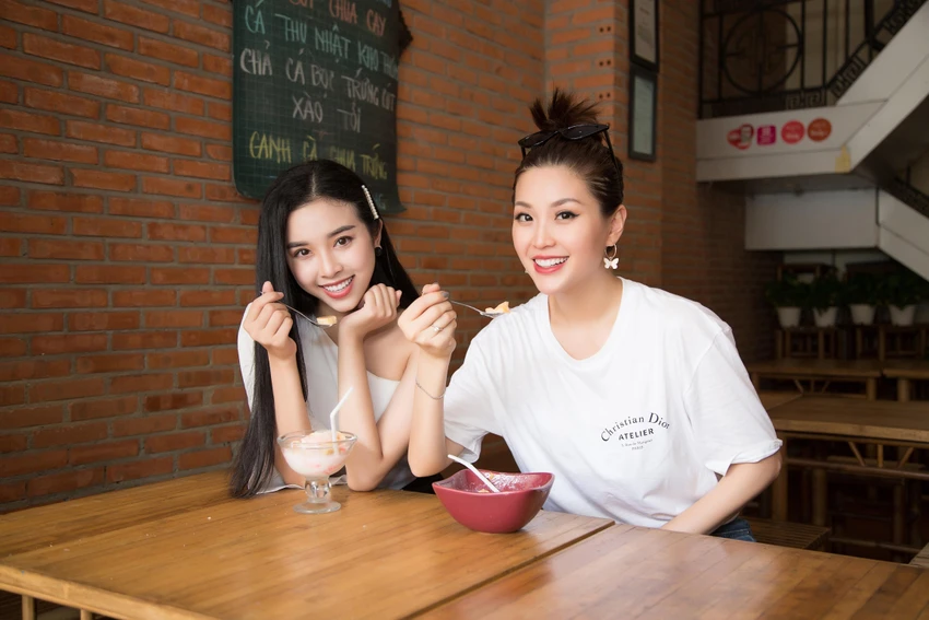 Á hậu Diễm Trang, Thúy An lái xe xuống phố ăn vặt ảnh 4