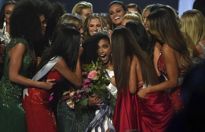 Ba nữ luật sư nhan sắc lung linh ở Miss Universe 2019 ảnh 3
