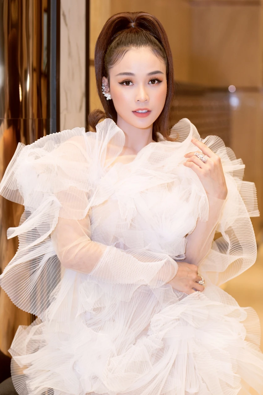 Sam cười tít mắt khi được fan vây kín trong đầm công chúa ảnh 2