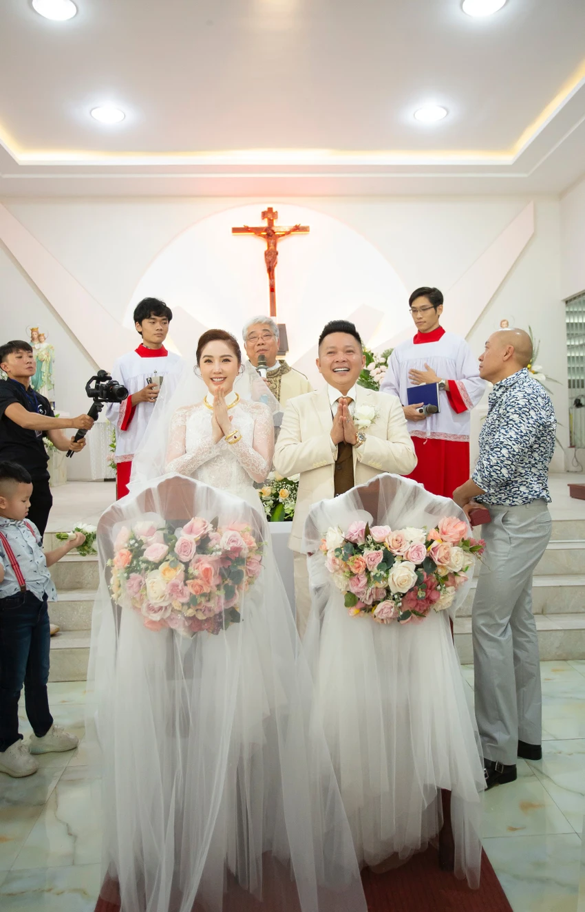 Một số hình ảnh trong đám cưới của Bảo Thy tại nhà thờ ảnh 4 Một số hình ảnh trong đám cưới của Bảo Thy tại nhà thờ ảnh 4