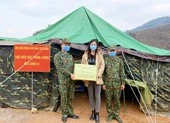  Lương Thùy Linh thăm và tặng quà chiến sĩ bộ đội biên phòng 