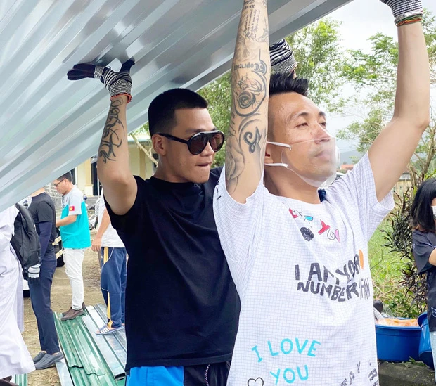 Wowy và Dế Choắt đã tới Quảng Ngãi giúp người dân sau Rap Việt ảnh 2 Wowy và Dế Choắt đã tới Quảng Ngãi giúp người dân sau Rap Việt ảnh 2
