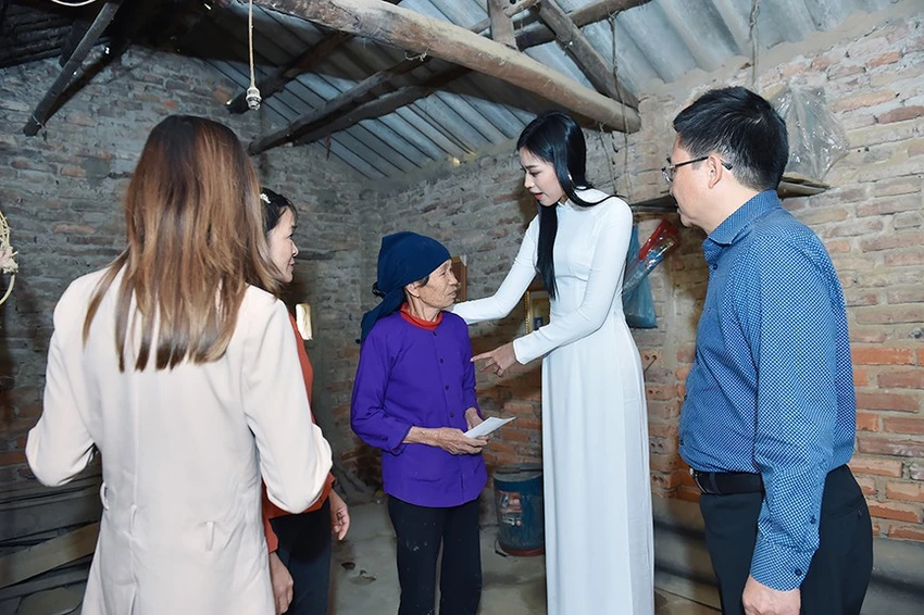 Đỗ Thị Hà về quê thăm nhà, người dân vui mừng ra đón ảnh 3