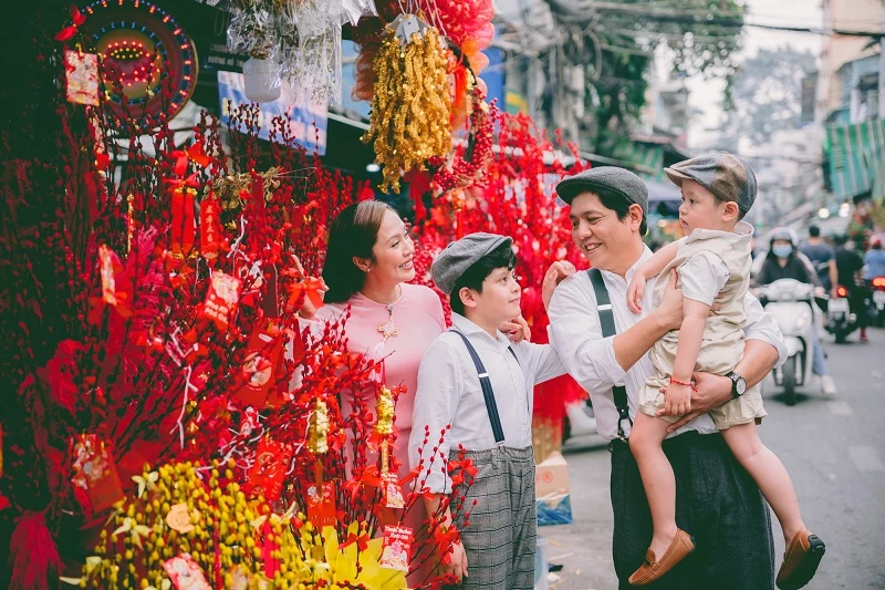 Gia đình Đức Thịnh - Thanh Thuý và bộ ảnh Tết theo kiểu Sài Gòn xưa ảnh 1 Gia đình Đức Thịnh - Thanh Thuý và bộ ảnh Tết theo kiểu Sài Gòn xưa ảnh 1