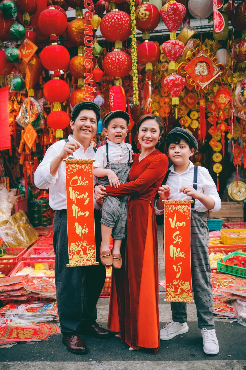 Gia đình Đức Thịnh - Thanh Thuý và bộ ảnh Tết theo kiểu Sài Gòn xưa ảnh 8 Gia đình Đức Thịnh - Thanh Thuý và bộ ảnh Tết theo kiểu Sài Gòn xưa ảnh 8
