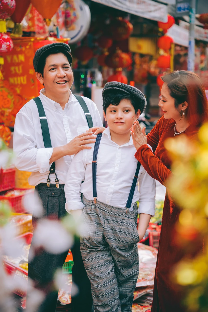 Gia đình Đức Thịnh - Thanh Thuý và bộ ảnh Tết theo kiểu Sài Gòn xưa ảnh 4 Gia đình Đức Thịnh - Thanh Thuý và bộ ảnh Tết theo kiểu Sài Gòn xưa ảnh 4