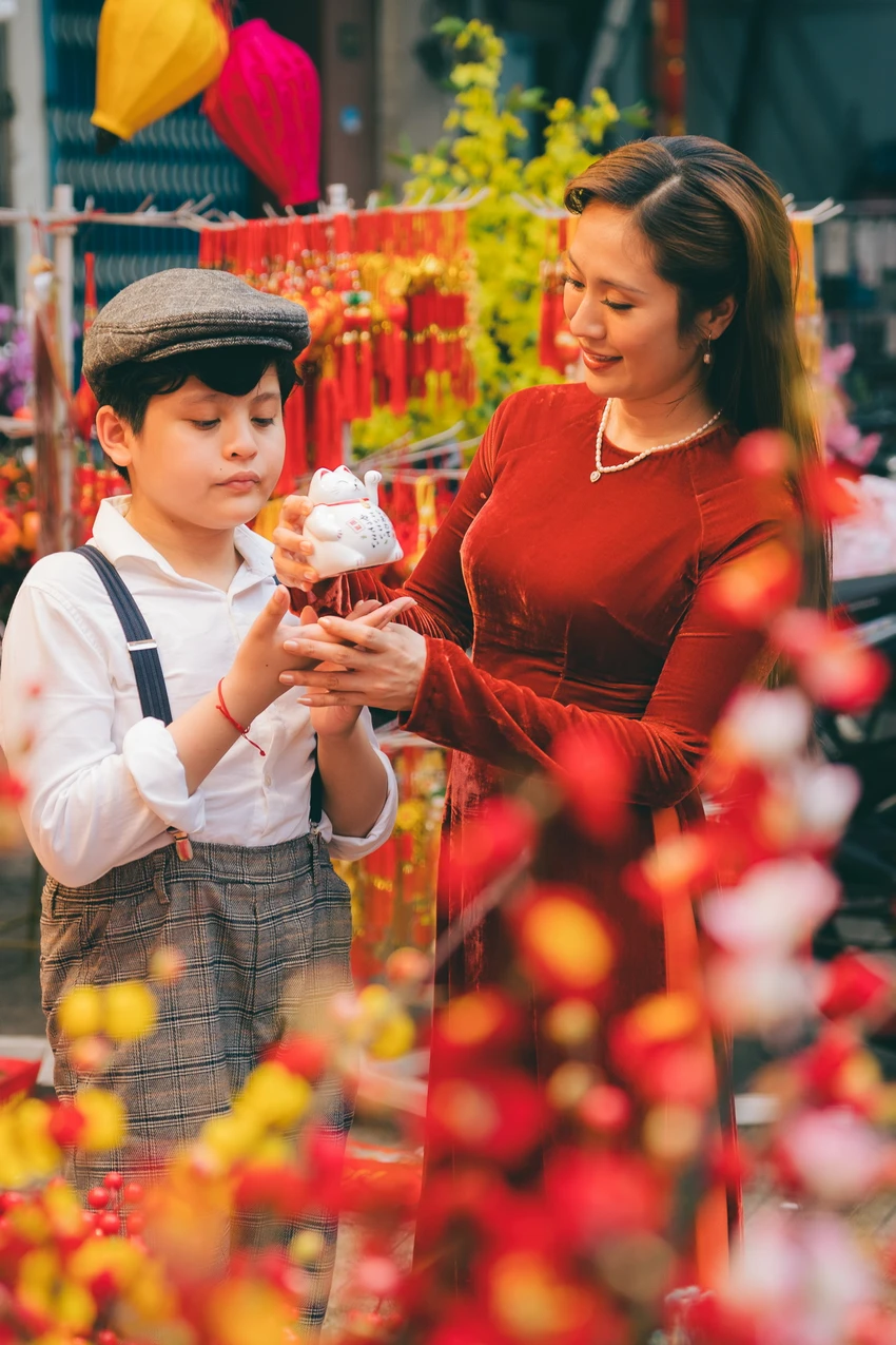 Gia đình Đức Thịnh - Thanh Thuý và bộ ảnh Tết theo kiểu Sài Gòn xưa ảnh 5 Gia đình Đức Thịnh - Thanh Thuý và bộ ảnh Tết theo kiểu Sài Gòn xưa ảnh 5
