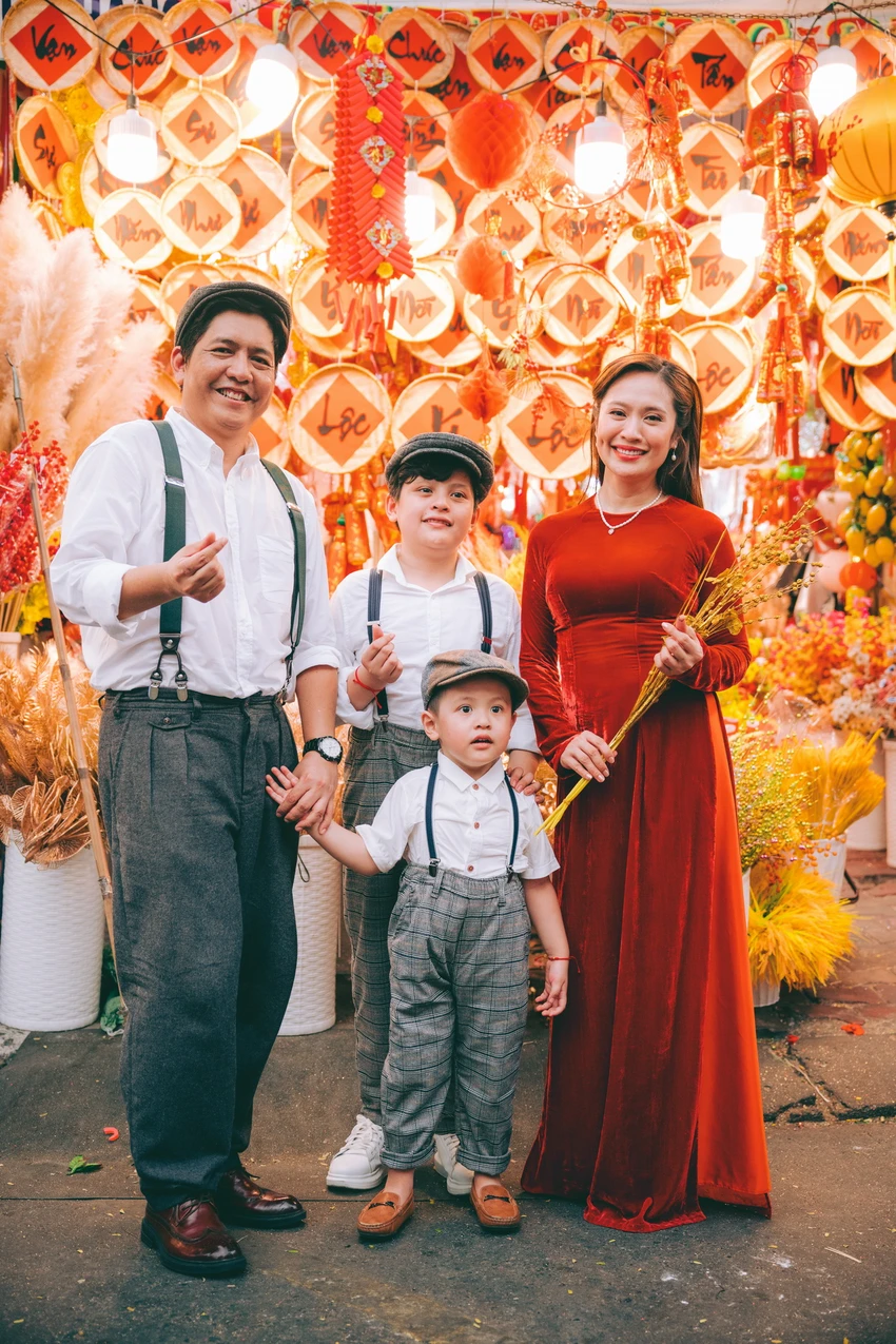 Gia đình Đức Thịnh - Thanh Thuý và bộ ảnh Tết theo kiểu Sài Gòn xưa ảnh 7 Gia đình Đức Thịnh - Thanh Thuý và bộ ảnh Tết theo kiểu Sài Gòn xưa ảnh 7