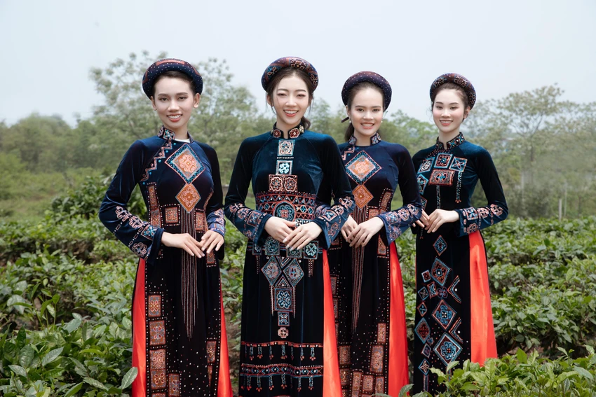 Nhóm thí sinh Đồi chè tân cương. Ảnh: SV Nhóm thí sinh Đồi chè tân cương. Ảnh: SV