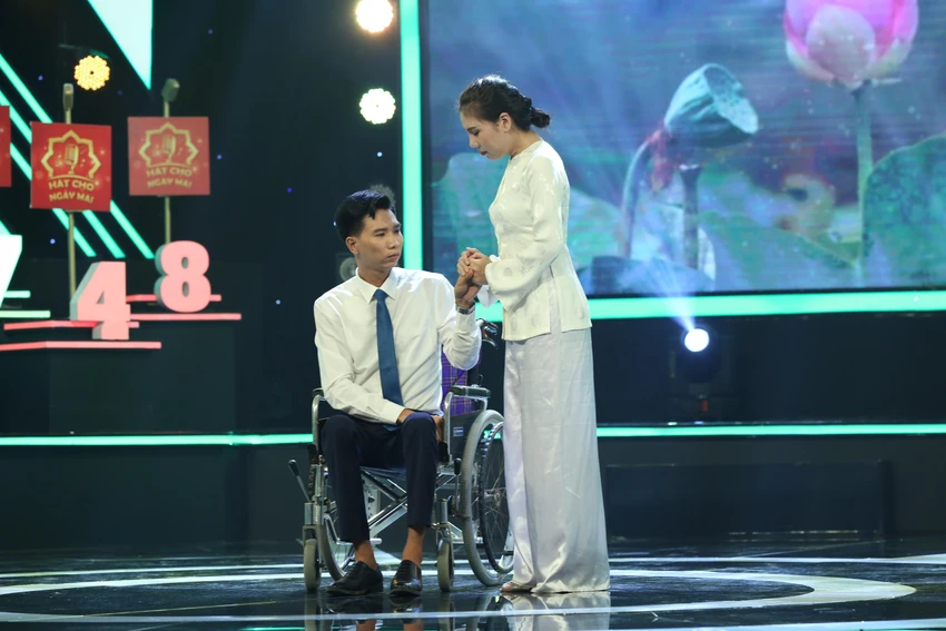 Hoàng An với ca khúc Anh về miền tây. Hoàng An với ca khúc Anh về miền tây.