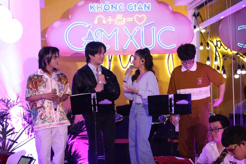 Các nhân vật song ca với nhau.