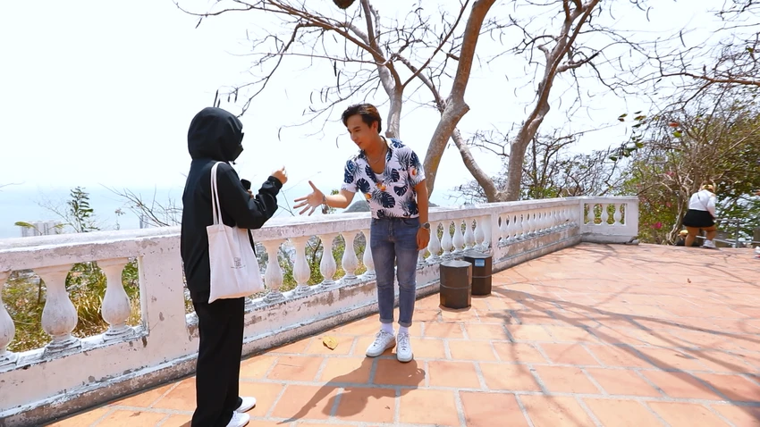 Nữ khách mời là người thắng nên Huỳnh Quý phải chơi oẳn tù tì. Nữ khách mời là người thắng nên Huỳnh Quý phải chơi oẳn tù tì.