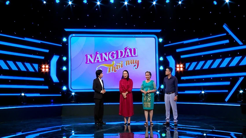 Chị Hoàng Ân với gia đình Đậu đậu. Chị Hoàng Ân với gia đình Đậu đậu.