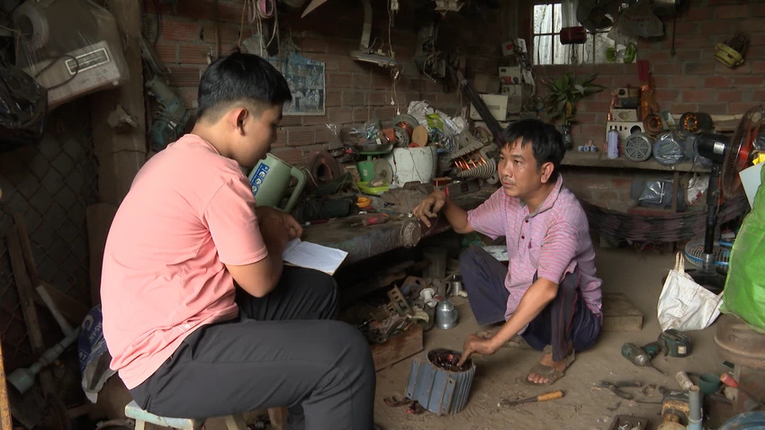 Anh Bảo tại tiệm điện. Anh Bảo tại tiệm điện.