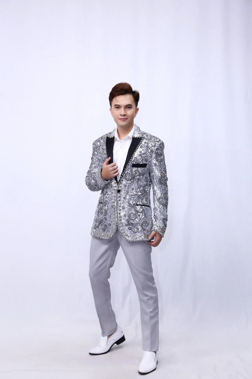 Nam Cường tự tay làm bánh bông lan trứng muối đem chiêu đãi đồng nghiệp. Nam Cường tự tay làm bánh bông lan trứng muối đem chiêu đãi đồng nghiệp.