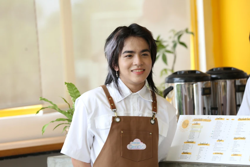 Ngô Đình Nam đến làm việc tại quán. Ảnh: CTCC Ngô Đình Nam đến làm việc tại quán. Ảnh: CTCC