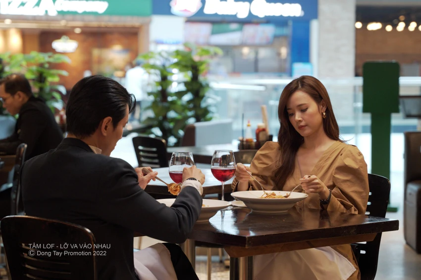 Dũng mời Hoài Thương đi ăn tối. Ảnh: NSX Dũng mời Hoài Thương đi ăn tối. Ảnh: NSX