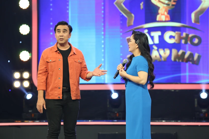 Chị Hạnh Dung chia sẻ với MC Quyền Linh. Chị Hạnh Dung chia sẻ với MC Quyền Linh.