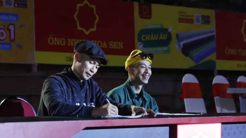 Biên đạo Viết Thành làm giám khảo trong chương trình. Ảnh: CTCC Biên đạo Viết Thành làm giám khảo trong chương trình. Ảnh: CTCC