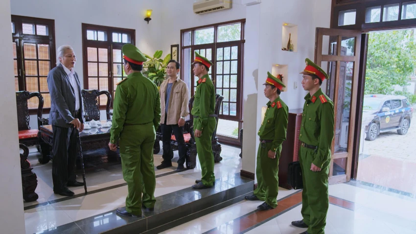 Công an tới gặp ông Kha. Công an tới gặp ông Kha.