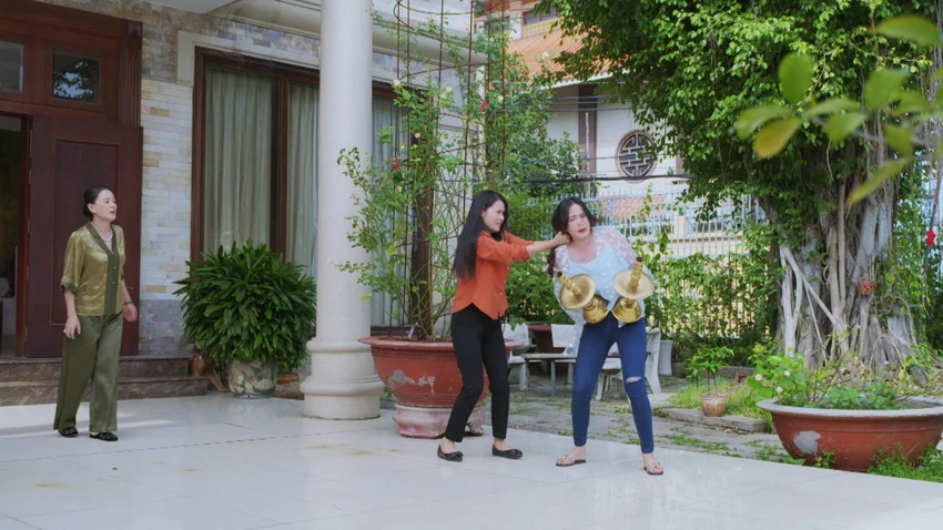 Lý Hạ trộm đồ trong nhà bà Liên. Lý Hạ trộm đồ trong nhà bà Liên.