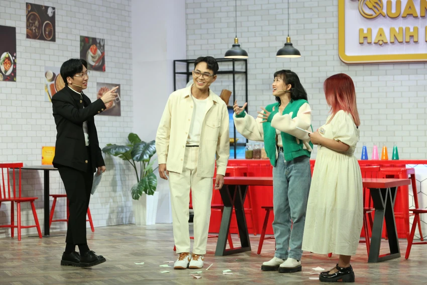 Nhân vật trao đổi với nhau.