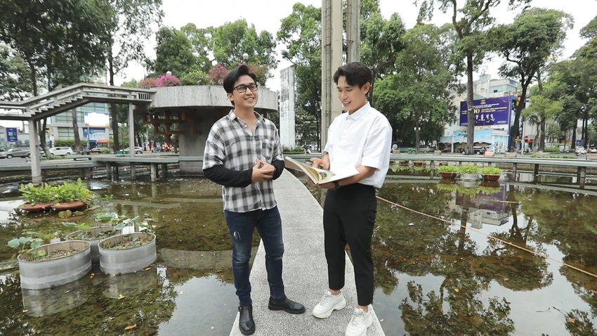 Cả hai nhân vật tại Hồ Con Rùa.