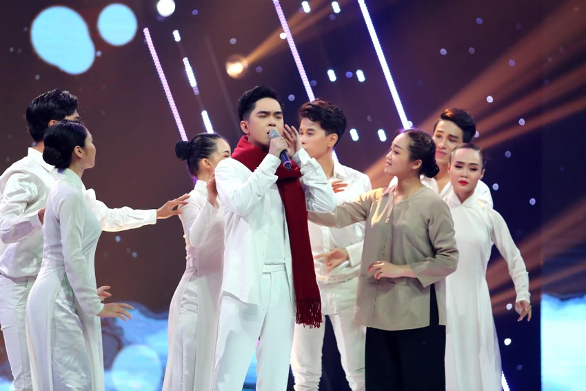 Dương Minh Ngọc với ca khúc Người mẹ. Dương Minh Ngọc với ca khúc Người mẹ.