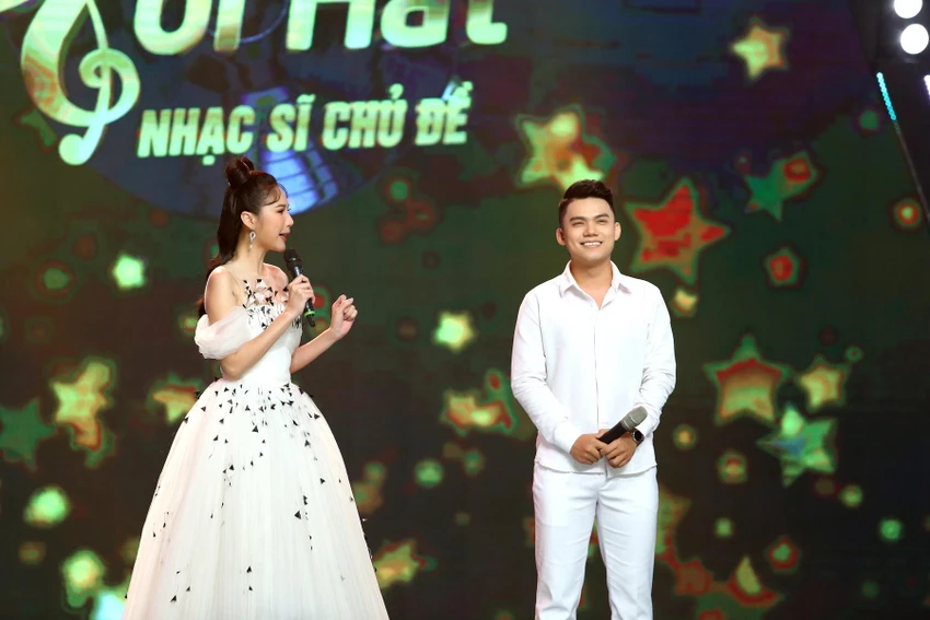 Lê Thái Sơn nghe nhận xét từ ban giám khảo. Lê Thái Sơn nghe nhận xét từ ban giám khảo.