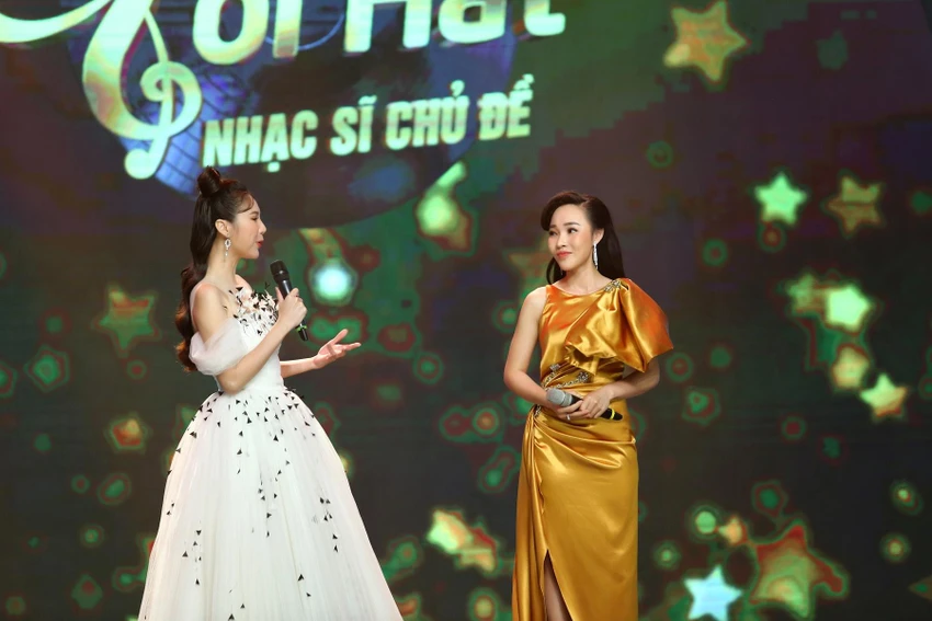 Lý Thu Thảo nghe nhận xét. Lý Thu Thảo nghe nhận xét.