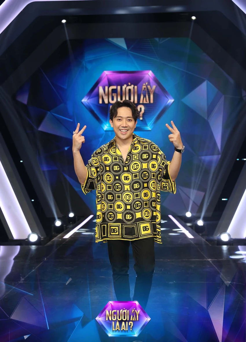 Trấn Thành xuất hiện tại Người ấy là ai? – 2022 với outfit đa sắc màu.
