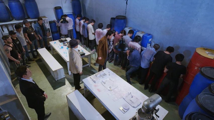 Ông trùm xuất hiện trong nhà kho của ông Kha. Ông trùm xuất hiện trong nhà kho của ông Kha.