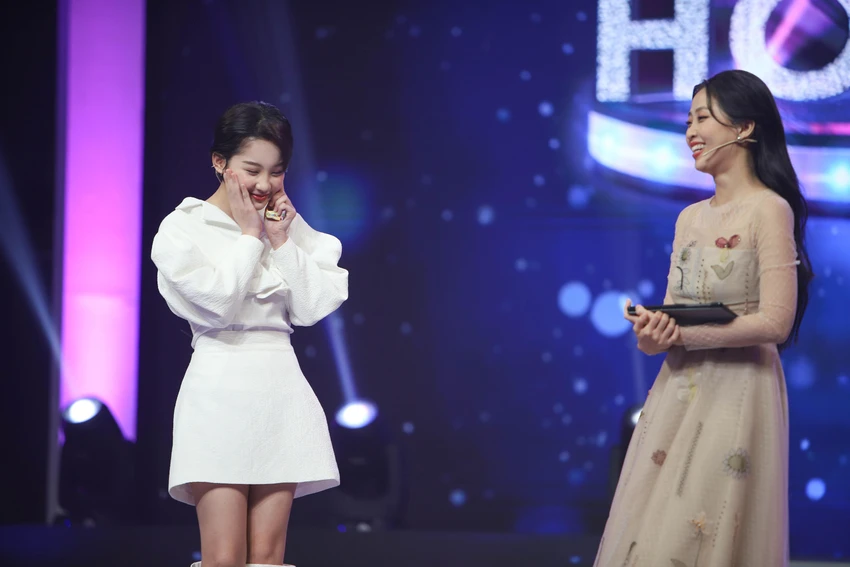 Cô nàng Thu Hà (Ceri) và MC Liêu Hà Trinh. Cô nàng Thu Hà (Ceri) và MC Liêu Hà Trinh.
