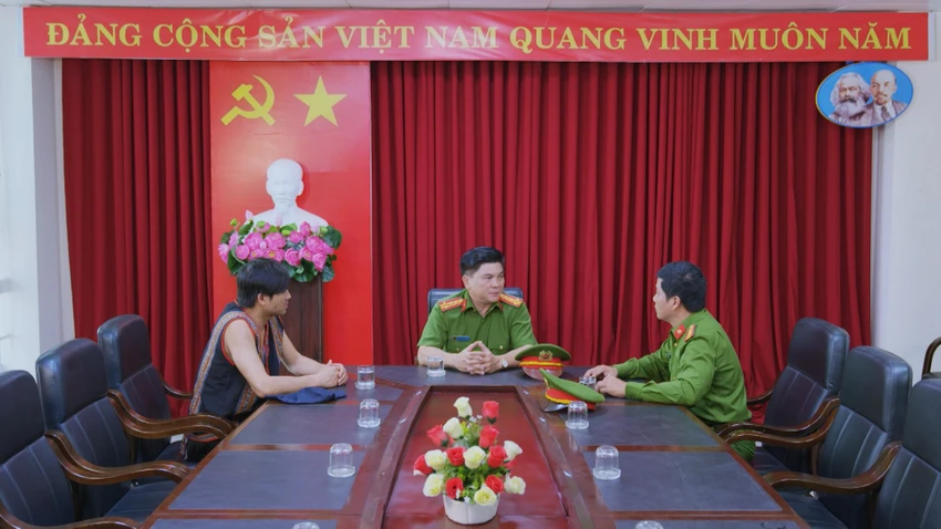 Võ Hiếu lên tới thành phố tìm gặp công an.
