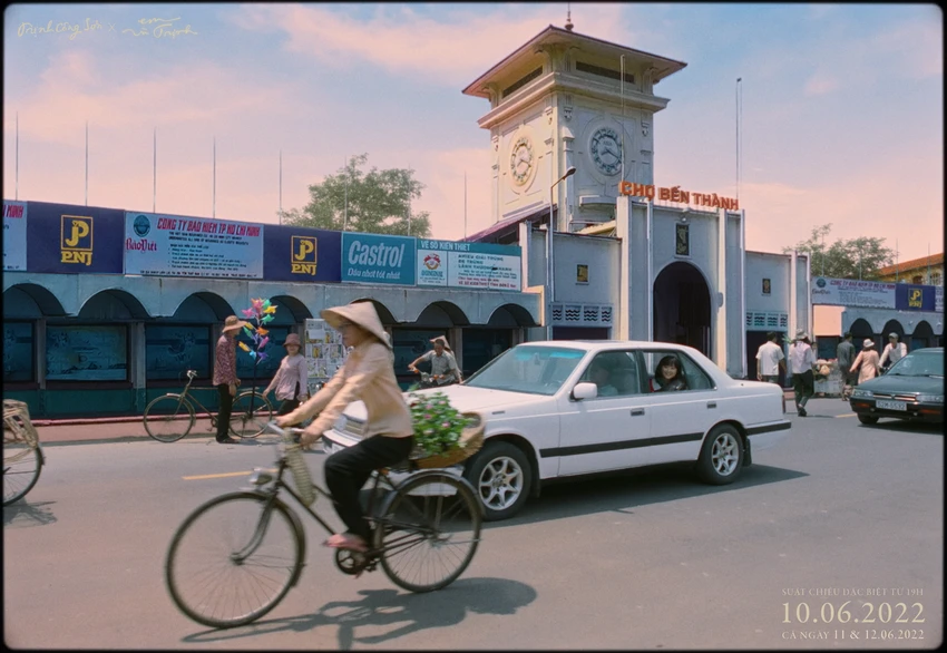 Một bối cảnh trong bộ phim. Một bối cảnh trong bộ phim.