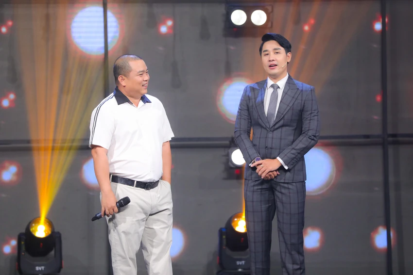 Nhạc sĩ Minh Khang chia sẻ với MC Nguyên Khang. Ảnh: CTCC Nhạc sĩ Minh Khang chia sẻ với MC Nguyên Khang. Ảnh: CTCC