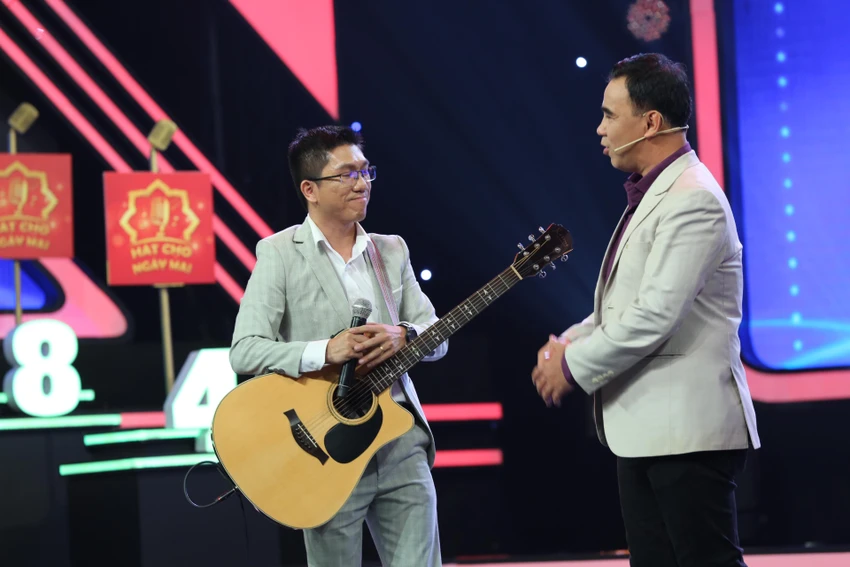 Anh chia sẻ với MC Quyền Linh. Anh chia sẻ với MC Quyền Linh.