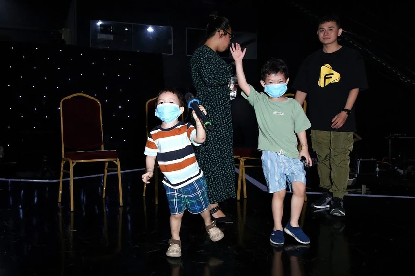 Hai quý tử của Nam Cường theo ba đi tập dợt. Ảnh: CTCC Hai quý tử của Nam Cường theo ba đi tập dợt. Ảnh: CTCC