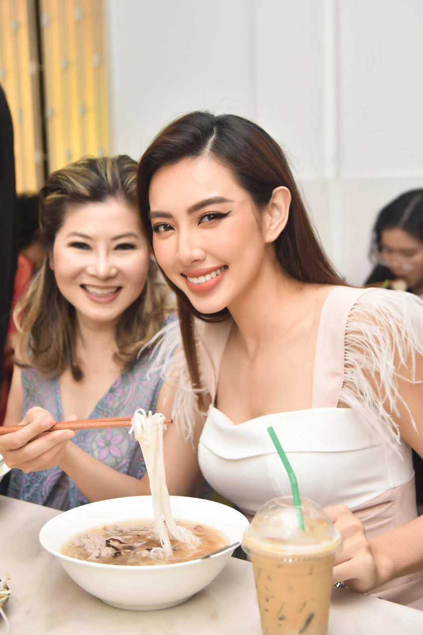 Bà Teresa cùng Thùy Tiên. Bà Teresa cùng Thùy Tiên.